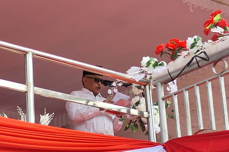 Sekretaris Jenderal PDI-P Hasto Kristiyanto membacakan amanat upacara hari lahir Pancasila yang semestinya dibacakan oleh Ketua Dewan Pengarah Badan Pembinaan Ideologi Pancasila (BPIP) Megawati Soekarnoputri di Lapangan Pancasila, Ende, NTT, Sabtu (1/6/2024).