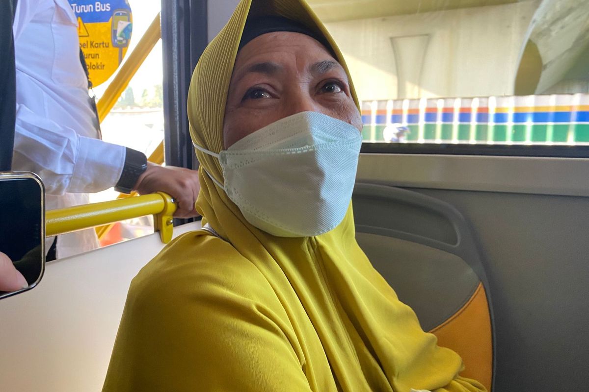 Jubaedah (65), warga yang menumpangi bus transjakarta rute Kalideres ke Bandara Soekarno-Hatta, Rabu (5/7/2023). 