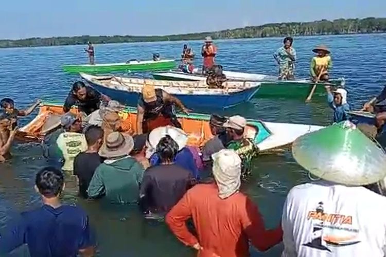 Tim SAR gabungan dibantu nelayan setempat melakukan pencarian dan pertolongan terhadap nelayan hilang di perairan muara Tamuku, Desa Munte, Kecamatan Tana Lili, Luwu Utara, Sulawesi Selatan, Jumat (02/9/2022)