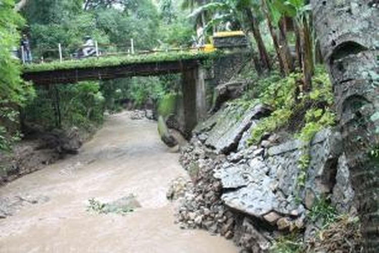 Banjir di Kefamenanu merobohkan tembok penahan jembatan dan nyaris juga merobohkan Jembatan Bansone 