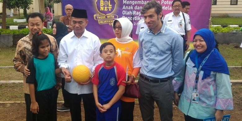 Menteri Pendidikan dan Kebudayaan, Muhadjir Effendy (baju putih) dan Direktur Jenderal Pendidikan Dasar dan Menengah, Hamid Muhammad (kiri) bersama perwakilan UNICEF (kanan) dan FC Barcelona (kedua dari kanan), dalam peresmian penerapan metodologi pendidikan inklusif di Indonesia yang dikembangkan oleh FutbolNet di Sekolah Luar Biasa Pembina Tingkat Nasional, Lebak Bulus, Jakarta Selatan, Rabu (1/2/2017). 