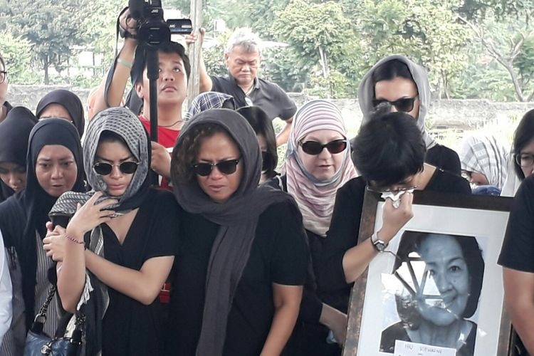 Eva Celia dan Mira Lesmana turut mengantarkan Nien Lesmana ke tempat peristirahatan terakhir di TPU Tanah Kusir, Jakarta Selatan, Rabu (28/6/2017).