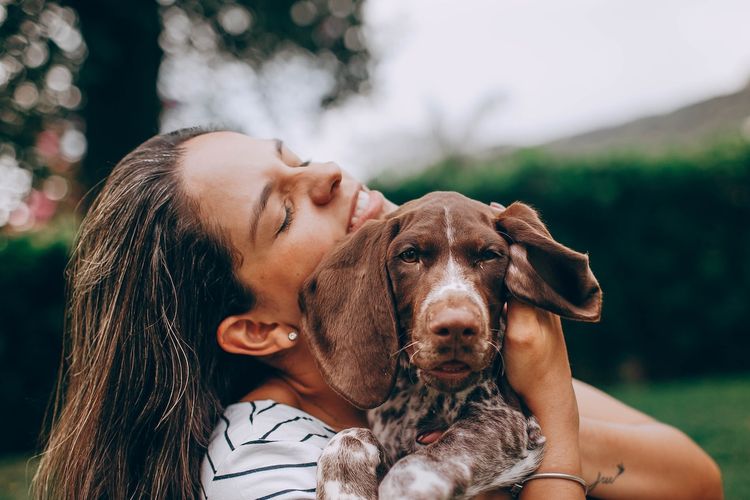 Ilustrasi anjing peliharaan bersama pemiliknya.