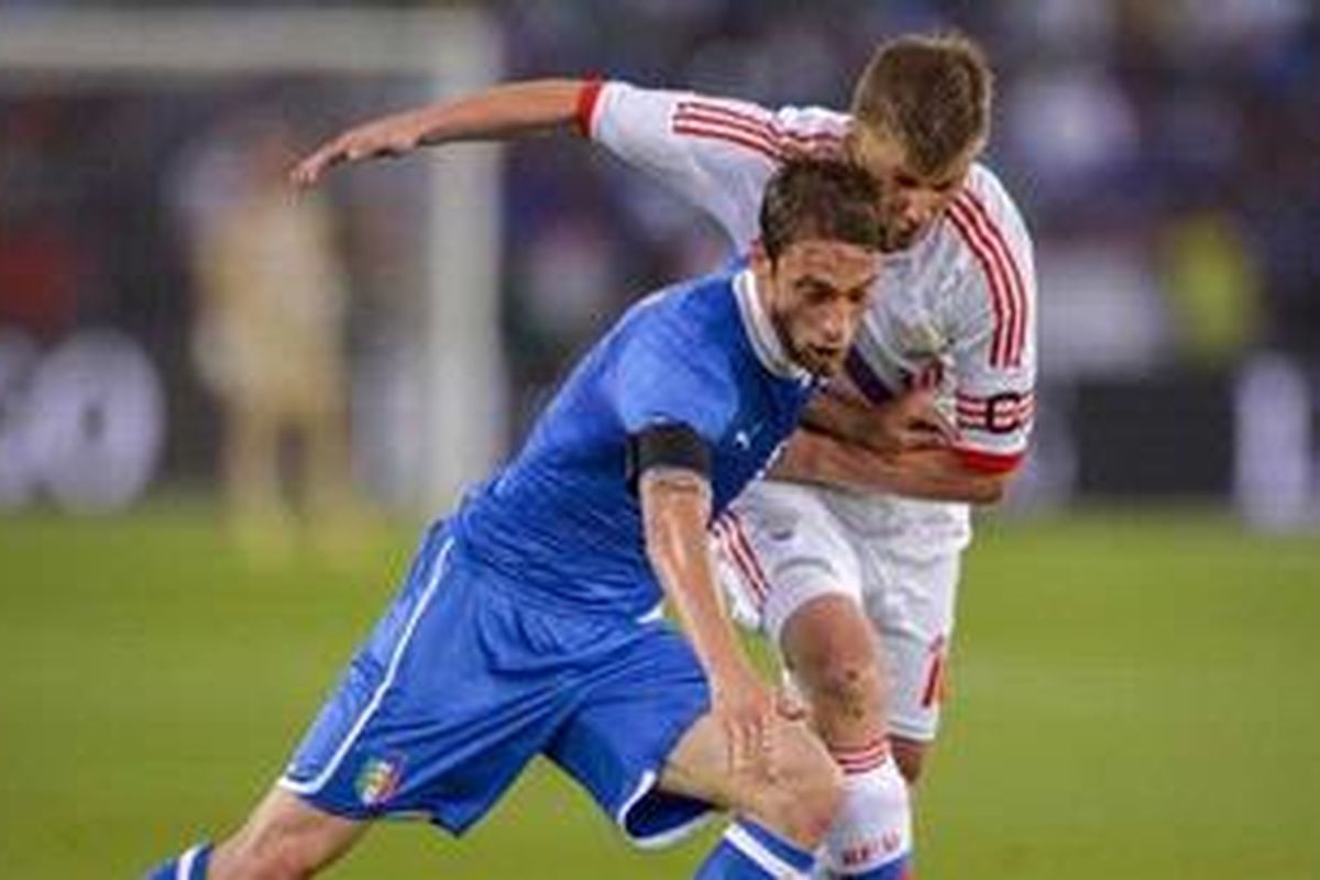 Gelandang Italia, Claudio Marchisio (depan), berebut bola dengan penyerang Rusia, Andrei Arshavin, pada laga persahabatan, di Zurich, 1 Juni 2012.
