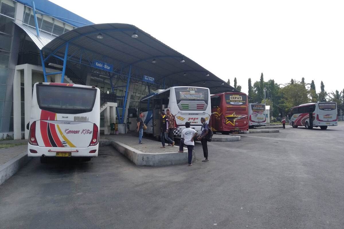 Kondisi Terminal Bus Anjuk Ladang Nganjuk yang mulai sepi pengunjung, Rabu (5/5/2021).