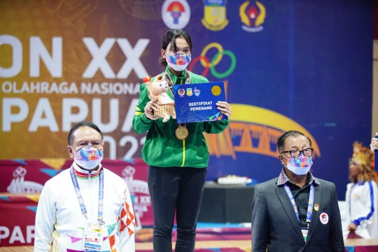 Satu mahasiswa Unair, Alisya Mellynar meraih medali emas di ajang PON XX Papua 2021 pada kategori olahraga wushu.