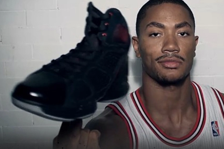 Derrick Rose dan sepatu signature-nya. 