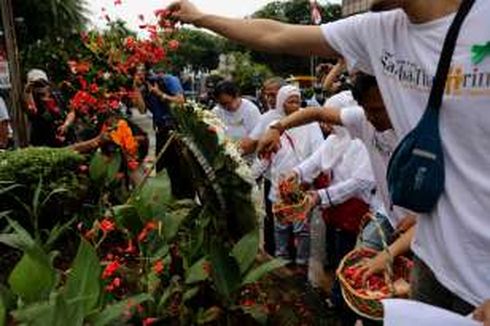 Peringatan Setahun Bom Thamrin, Korban Tabur Bunga