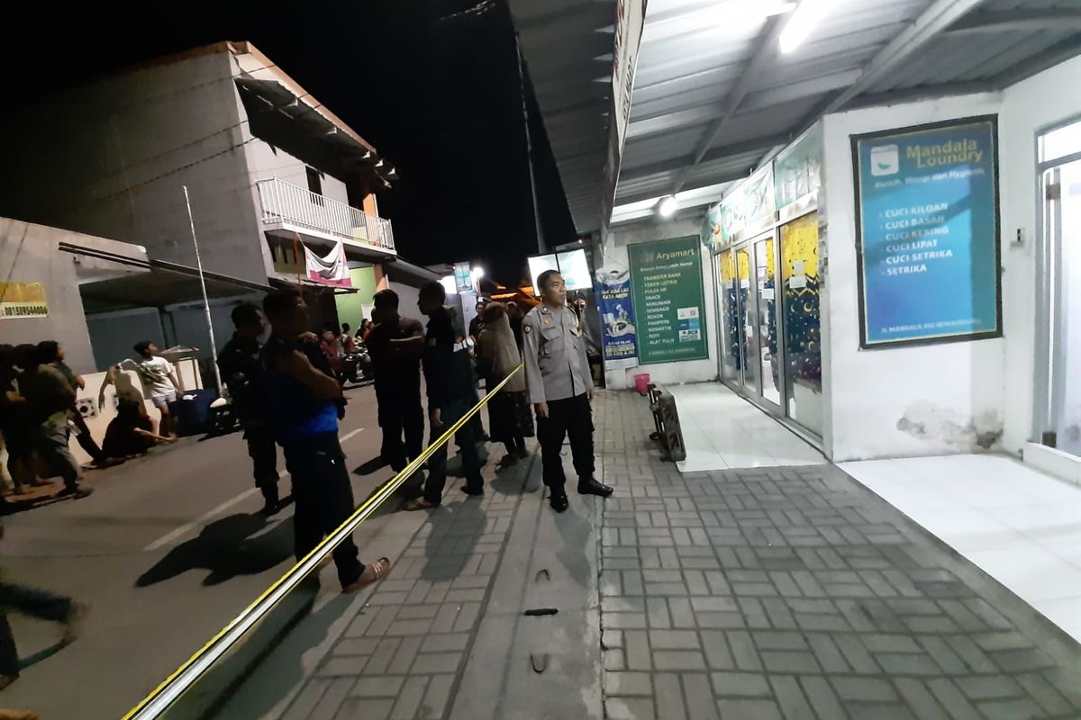 Proses olah TKP di minimarket ditemukanya korban tewas di Sidoarjo, Minggu (31/3/2024).