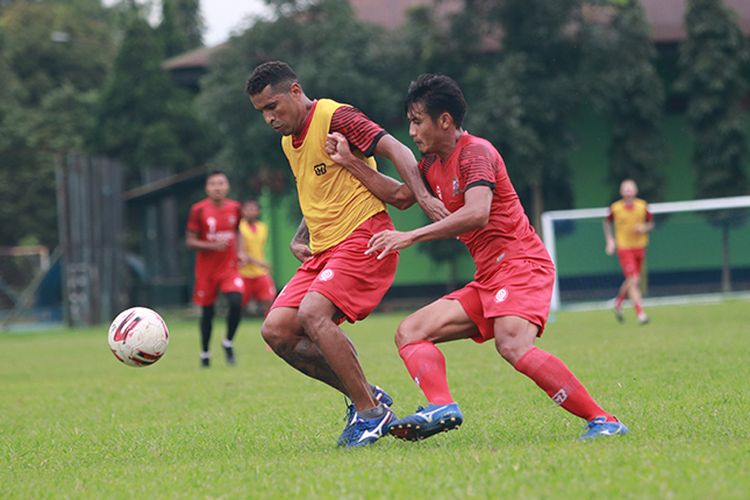 Penyerang Madura United, Alberto Goncalves, menjalani sesi latihan tim jelang Piala Menpora 2021 yang digelar di Lapangan Pusdikpom, Cimahi, Jumat (19/03/2021) sore WIB. 