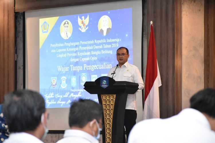 Gubernur Babel dalam agenda penyerahan piagam penghargaan kepada tujuh pemprov, kabupaten dan kota di Lingkungan Provinsi Kepulauan Babel, Ruang Pasir Padi Kantor Gubernur, Rabu (14/10/20).