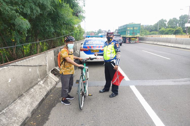 Seorang kakek pesepeda berinisial SH (61) diduga menjadi korban peta digital hingga masuk ke jalur khusus kendaraan roda empat di Jalan Tol Sedyatmo, Jakarta Utara, pada Selasa (25/1/2022) siang.
