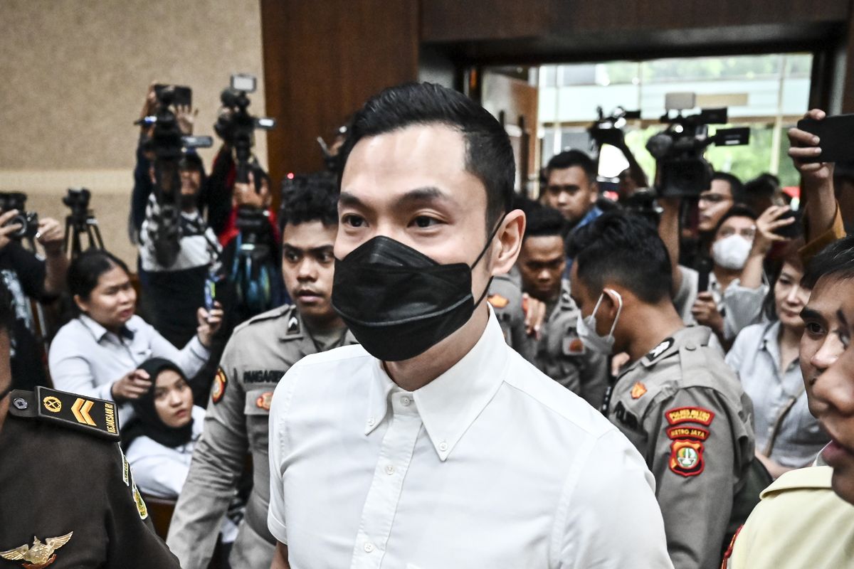 Terdakwa kasus dugaan korupsi tata niaga komoditas timah di wilayah izin usaha pertambangan (IUP) PT Timah tahun 2015-2022 Harvey Moeis (tengah) bersiap menjalani sidang putusan di Pengadilan Tipikor, Jakarta, Senin (23/12/2024). ANTARA FOTO/Aprillio Akbar/tom. Harvey Moeis Divonis 20 Tahun Penjara, Ini Hal yang Memberatkan Hukumannya