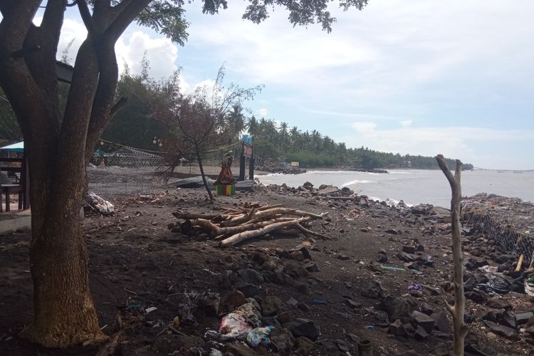 Banjir rob di Pantai Cacalan, Banyuwangi, Kamis (24/6/2021).