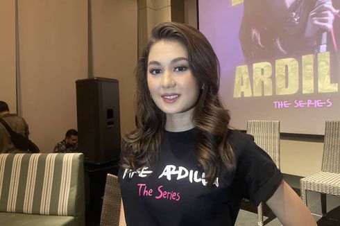 Zoe Abbas Jackson Dibantu Edi Brokoli Pejalari Bahasa Sunda untuk Nike Ardilla the Series