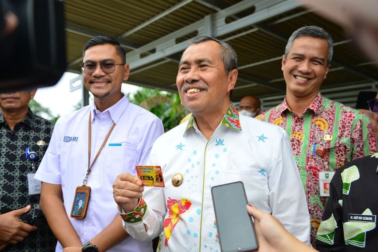 Gubernur Riau Syamsuar dalam acara peluncuran e-money di SMA 2 Dayun, Kabupaten Siak, Kamis (17/11/2022).
