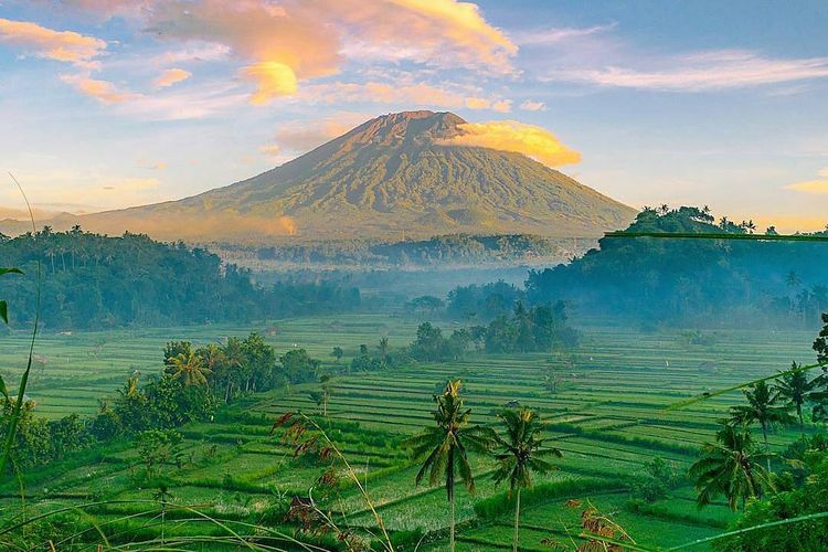 Pemandangan Gunung Agung di Bukit Cinta Pangi di Karangasem, Bali