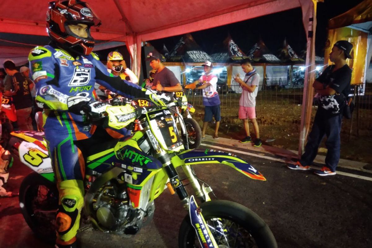 Doni Tata dengan tungganganya di kejuaraan supermoto Trial Game Asphalt (TGA) pada Sabtu(4/6/2018).