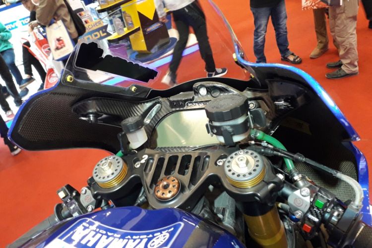 Sepeda motor balap Yamaha YZR-M1 yang dipakai pebalap Movistar Yamaha Valentino Rossi dipamerkan selama GIIAS 2018.