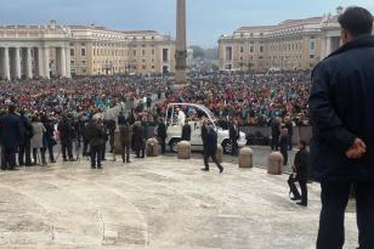 Paus Fransiskus dan Suasana Audiensi Para Peziarah di Lapangan Basilica St. Petrus, Roma, Rabu (28/10/2015).
