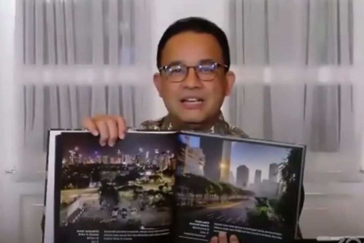 Gubernur DKI Jakarta Anies Baswedan saat memperlihatkan foto kesunyian Jalan Sudirman Jakarta Pusat saat penerapan pembatasan sosial berskala besar (PSBB) April-Mei 2020