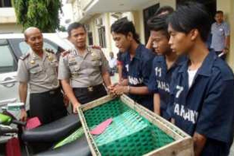 Polrestabes Semarang menangkap tiga orang pencuri yang menggondol sepeda motor milik seorang pedagang tempe.