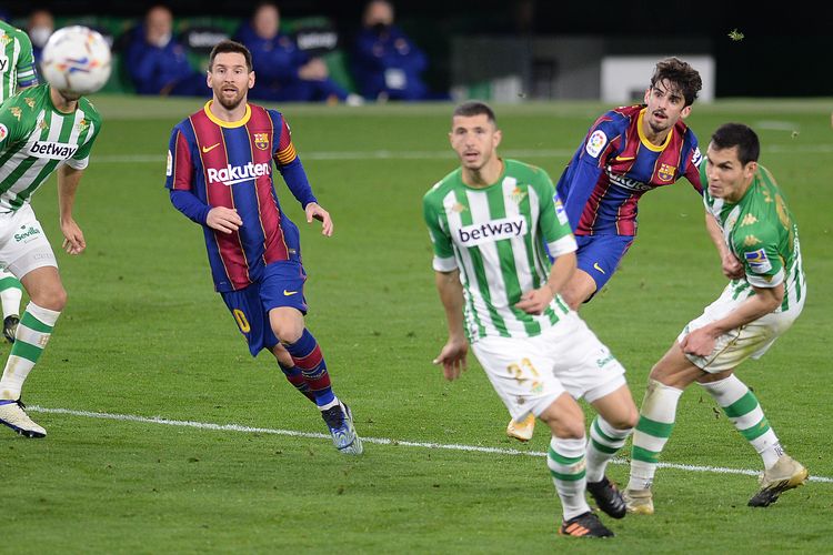 Penyerang sayap Barcelona, Francisco Trincao (2ndR) mencetak gol selama pertandingan sepak bola liga Spanyol antara Real Betis dan FC Barcelona di stadion Benito Villamarin di Seville pada 7 Februari 2021.
