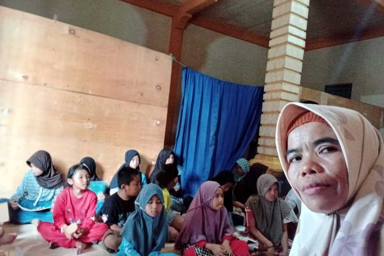 Siswa SD Tibussan Kecamatan Latimojong, Kabupaten Luwu, Sulawesi Selatan yang terdampak bencna alam tanah longsor sejak Jumat (3/5/2024) kini menumpang belajar dan ujian di SD Balla, Kecamatan Bajo, Selasa (11/6/2024).