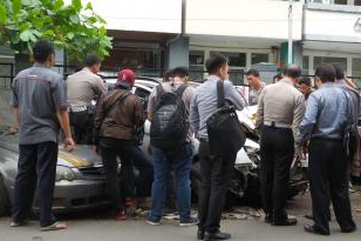 Sejumlah teknisi Mitsubishi Indonesia didampingi petugas Satlantas Polres Metro Jaksel memeriksa Mitsubishi Outlander B 1658 PJE, di Mapolres Metro Jaksel, Senin (26/1/2015). Mobil tersebut adalah mobil yang dikemudikan oleh Christopher Daniel Syarief (22), tersangka kecelakaan maut di Jalan Pondok Indah, Kebayoran Lama, Jakarta Selatan pada Selasa (20/1/2015) pekan lalu