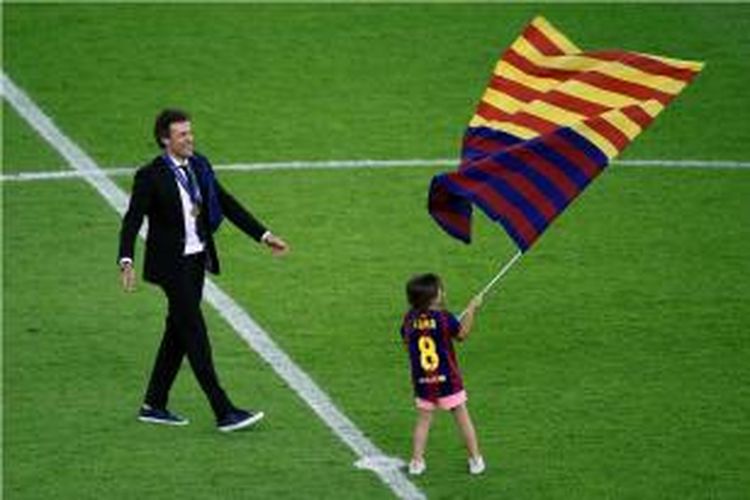 Anak Luis Enrique, Xana Martinez, merayakan kesuksesan Barcelona menjuarai Liga Champions dengan mengibarkan bendera Catalan di Olympiastadion, Berlin, Sabtu waktu setempat atau Minggu (7/6/2015) dini hari WIB.