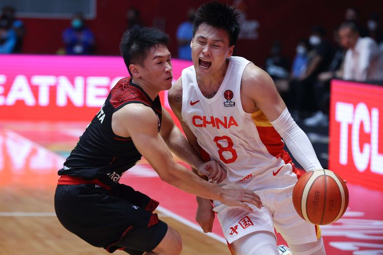 Pemain timnas basket China, Rui Zhao mencoba melewati pemain timnas basket Indonesia, Abraham Grahita pada laga playoff FIBA Asia Cup 2022 di Istora Senayan, Jakarta, Senin (18/7/2022). Indonesia kalah dengan skor 58-108.