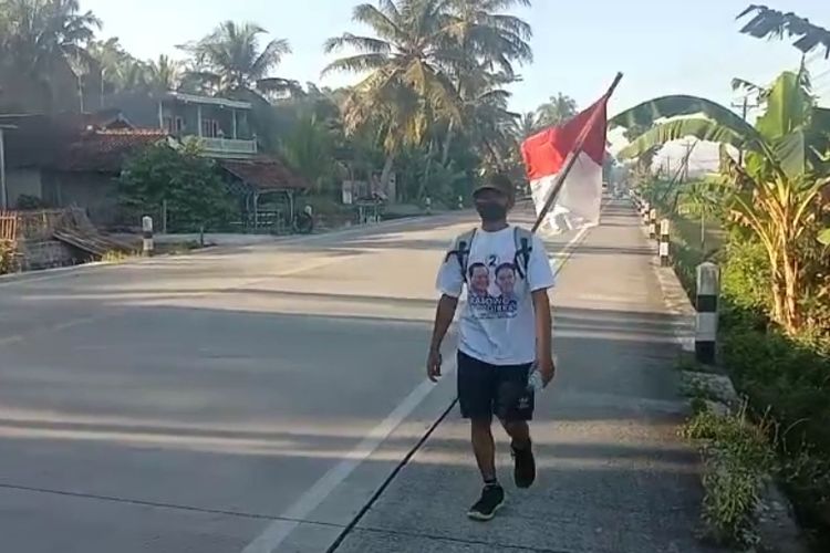 Widodo Basuki Rahmat (43) berjalan kaki dari Yogyakarta menuju Jakarta. 