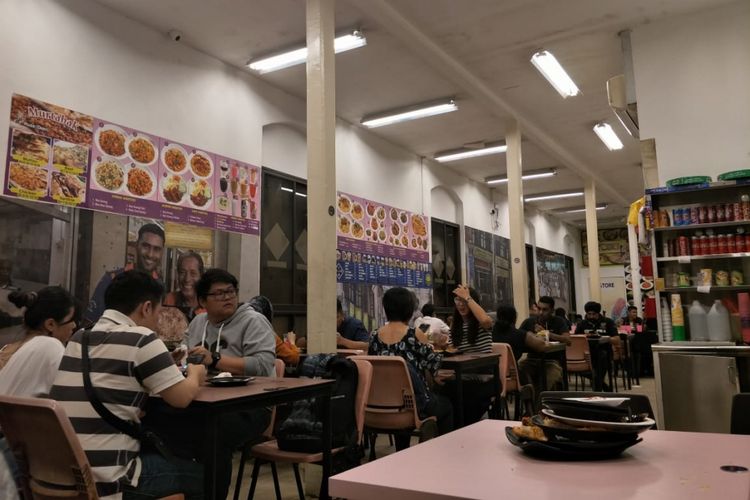 Suasana pecinta kuliner menikmati Murtabak di lantai 2 Singapore Zam Zam Restaurant, Singapura, Jumat (13/7/2018).