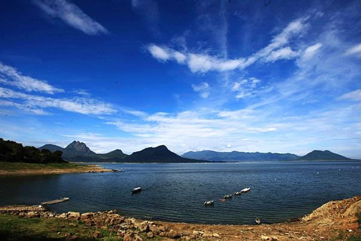 Lanskap Waduk Jatiluhur, Purwakarta, Jawa Barat, saat pagi yang cerah, Selasa (29/3). Selain menjadi  pembangkit listrik untuk jaringan Jawa-Bali, waduk yang dibangun tahun 1957 dan diresmikan tahun tahun 1964 ini juga menjadi salah satu pilihan warga untuk berwisata keluarga atau memancing.