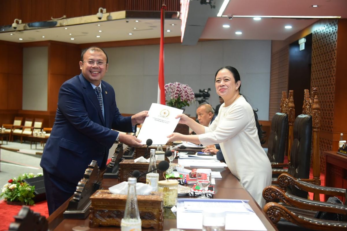 Ketua DPR RI Puan Maharani menerima laporan Ketua Timwas Haji DPR RI Cucun Ahmad Syamsurijal terkait Pengusul Hak Angket Haji di Rapat Paripurna ke-25 DPR RI, Persidangan IV, Tahun Sidang 2024-2025, di DPR RI, Jakarta, Kamis (24/7/2025). 