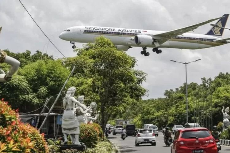 
Keterangan gambar,
Pesawat komersial Singapore Airline menuju mendarat di bandar udara di Bali, 7 Maret 2022.