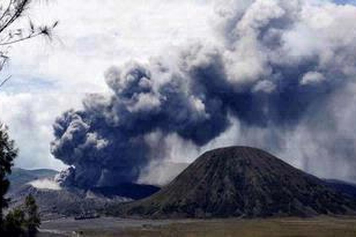 ILUSTRASI: Hingga Kamis (23/12/2010) sore, hujan abu vulkanik Gunung Bromo terus hinggap di rumah-rumah warga di wilayah Kecamatan Kota Sampang, juga di tujuh kecamatan di Kabupaten Pamekasan dan dua kecamatan di Kabupaten Sumenep.