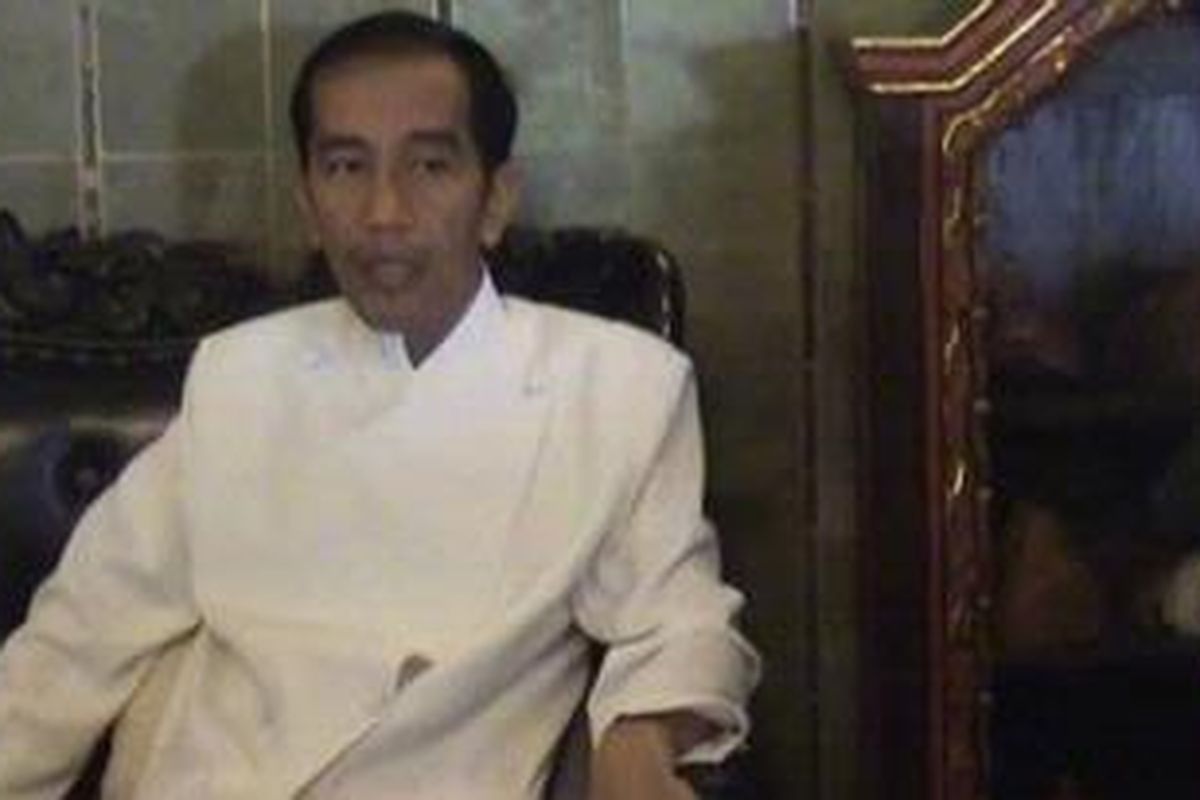 Joko Widodo saat menerima tamu di rumah dinasnya, Loji Gandrung.
