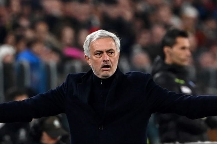 Reaksi pelatih asal Portugal, Jose Mourinho, dalam lanjutan Liga Italia 2023-2024 antara Juventus vs Roma di Stadion Allianz pada 30 Desember 2023.