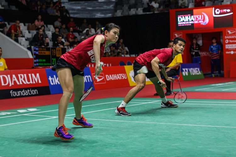 Ganda campuran Indonesia Ricky Karanda Suwardi (kanan) dan Debby Susanto mengembalikan bola ke arah pasangan asal Hong Kong Lee Chun Hei Reginald dan Chau Hoi Wah dalam laga babak pertama Indonesia Master di Istora Senayan, Jakarta, Selasa (23/1/2018). Pasangan ganda campuran Indonesia Ricky Karanda Suwardi Debby Susanto menang dengan tiga gim 15-21, 21-12, dan 21-10.