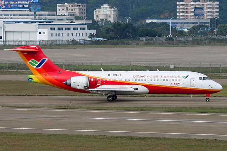 Pesawat jenis ARJ 21-700 produksi dari Commercial Aircraft Corporation of China Ltd. (COMAC).
