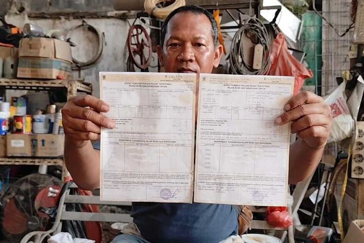 Yayat menunjukan kertas PBB di tahun 2022 dan 20224 untuk menunjukan perbandingan kenaikkan drastis saat dikunjungi Kompas.com di rumahnya pada Senin (18/8/2025) petang