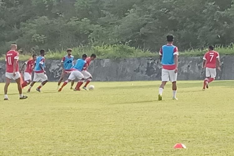 Pemain Semen Padang menggelar latihan di lapangan mess PT Semen Padang