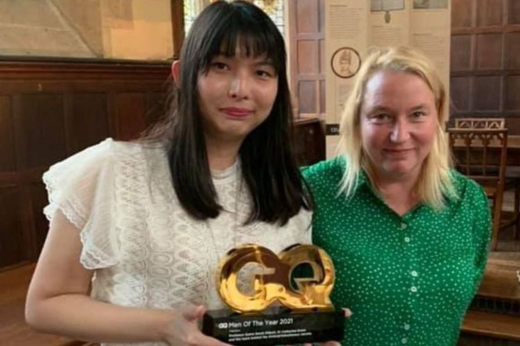 Bersama Catherine Green dengan GQ Awards, salah satu penghargaan yang diterima tim vaksin Universitas Oxford.