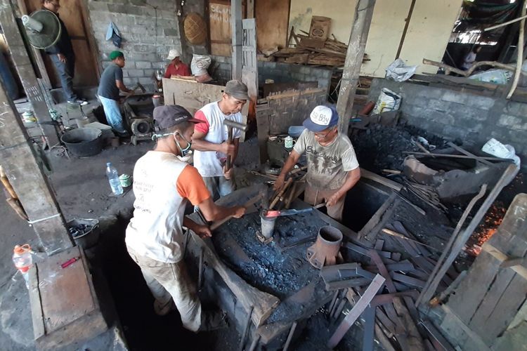 Pengrajin Pandai Besi di Dusun Kajar II, Desa Karangtengah, Kecamatan Wonosari, Gunungkidul, Memproduksi Alat Pertanian Jumat (8/11/2019)