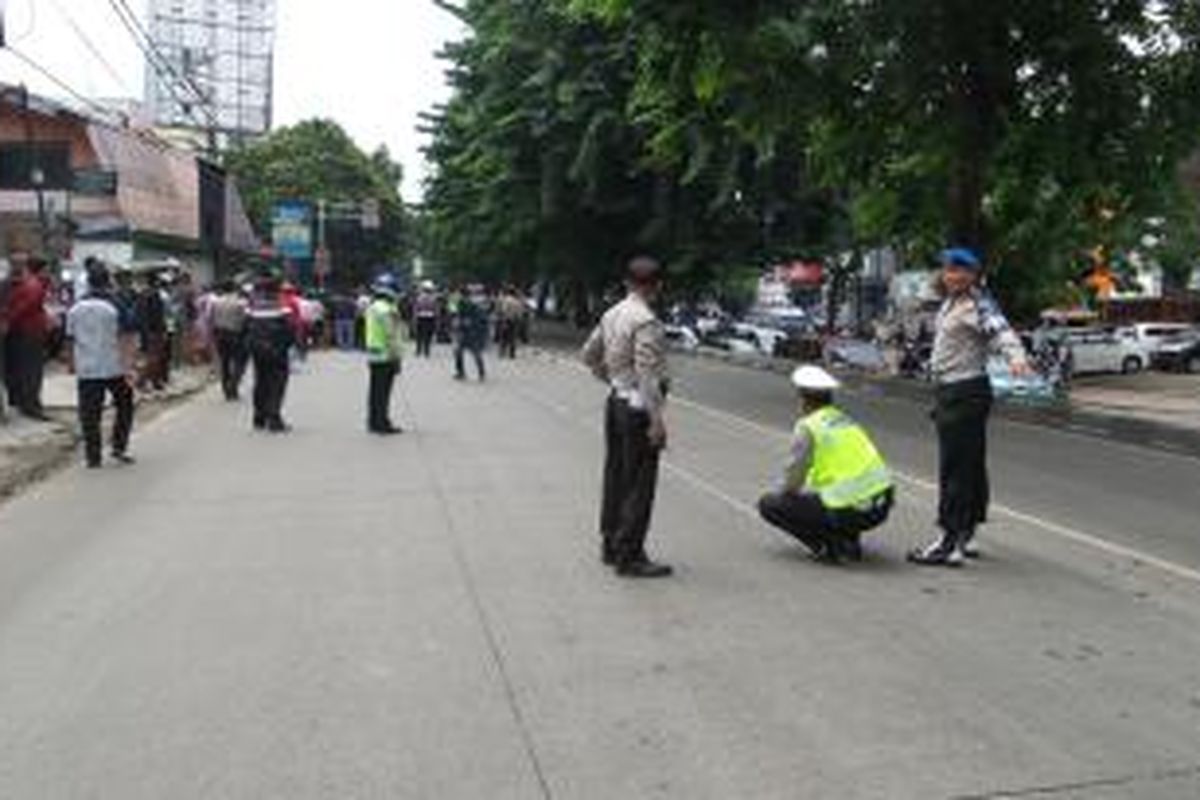 Jajaran Ditlantas Polda Metro Jaya melakukan olah tempat kejadian perkara, di Jalan Iskandarsyah, Kebayoran Lama, Jakarta Selatan, Rabu (21/1/2015), yang merupakan lokasi terjadinya kecelakaan maut yang melibatkan Mitsubishi Outlander B 1658 PJE pada Selasa (20/1/2015)