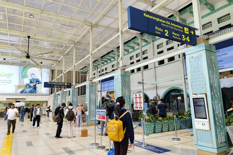 Area keberangkatan di Stasiun Pasar Senen, Senin (1/12/2025). 