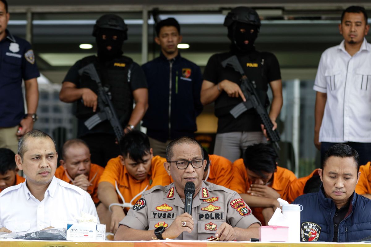 Kabid Humas Polda Metro Jaya, Komisaris Besar Polisi Yusri Yunus (tengah) memberi keterangan pers pengungkapan kasus pencurian kendaraan bermotor di Subdit 6 Ranmor, Direktorat Reserse Kriminal Umum Polda Metro Jaya, Jakarta, Rabu (29/1/2020). Sebelas orang tersangka ditangkap subdit ranmor dalam kurun waktu 2 minggu.