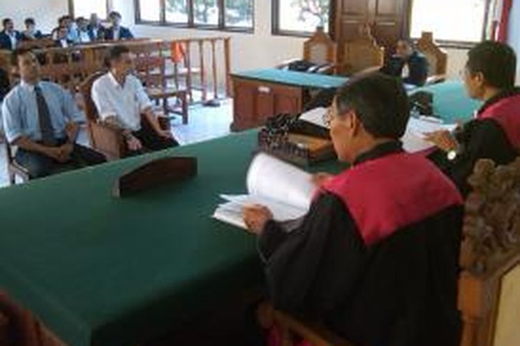 Vincent Roger Petrone (44), WN Prancis penyelundup hasish mendengarkan vonis hakim dalam sidang di Pengadilan Negeri Denpasar, Senin (15/7/2013).