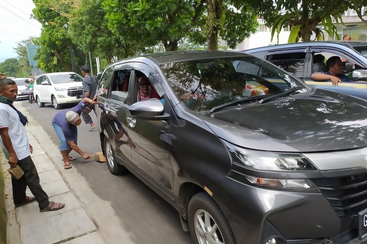 Tukang ganjal ban mobil di jalur wisata menuju Lokawisata Baturraden, Kabupaten Banyumas, Jawa Tengah, Kamis (5/5/2022).